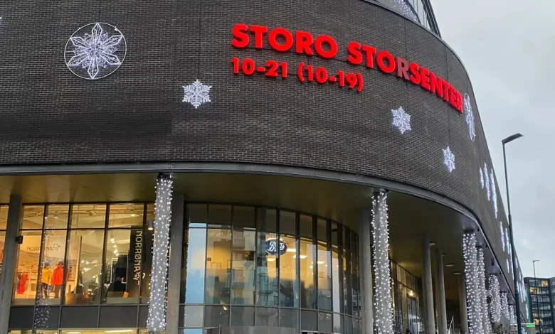 Shooting reported at busy shopping centre as cops hunt for victims