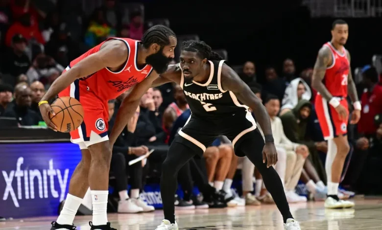 Short-handed Hawks overwhelmed by Clippers in 115–92 home loss