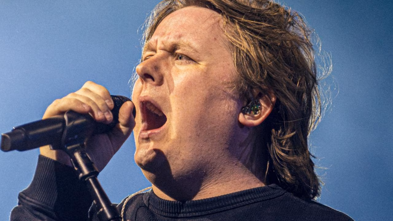 Singer roasts Aussie fans over gig trend