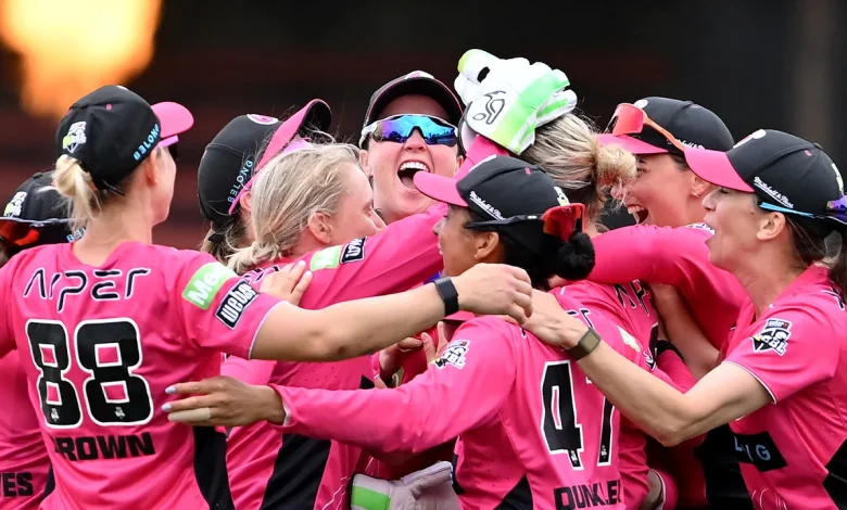 Sixers make finals in one-run win as Perry smashes 111