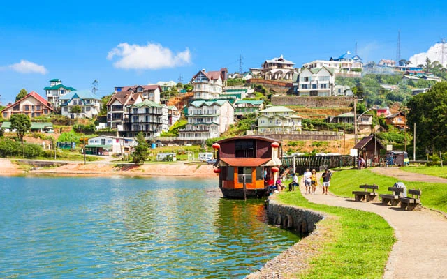 Sri Lanka urges tourists not to cancel visits