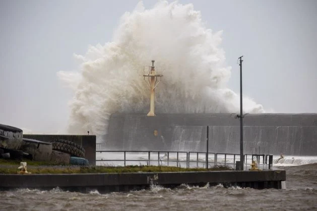 Storm Bram: Wicklow photos show rough sea conditions amid flooding and power outages