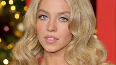 Sydney Sweeney transforms into old-school Hollywood bombshell in 'boob spill' dress