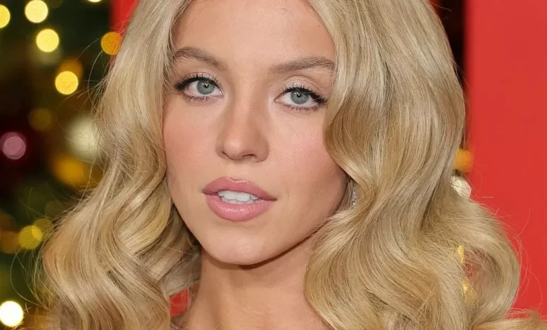 Sydney Sweeney transforms into old-school Hollywood bombshell in 'boob spill' dress