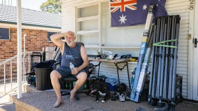 Sydney seeks escape from heatwave as fires threaten