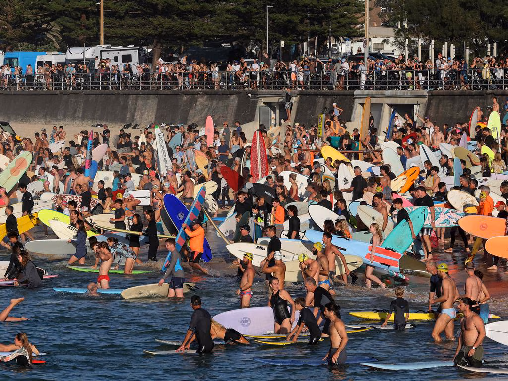 Sydneysiders defy terror with Bondi tribute ‘This is how we live, and no amount of terror will change it’