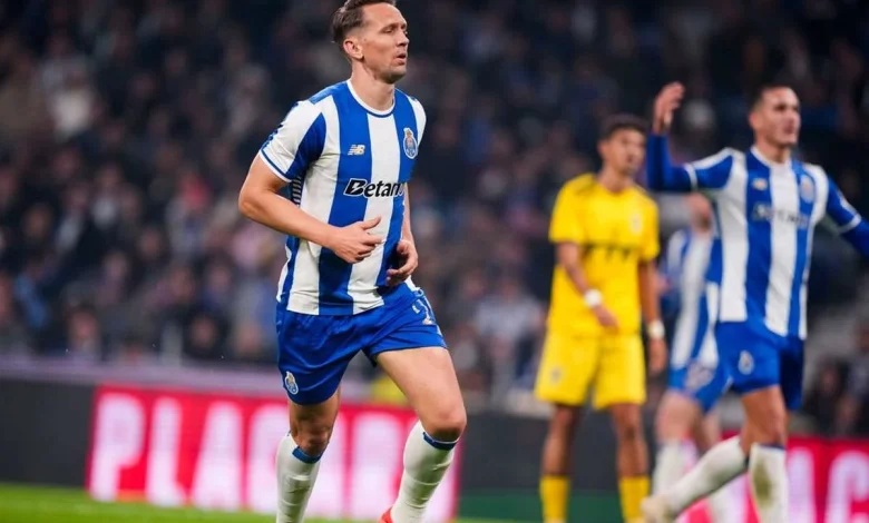 'Terrible news': Porto striker De Jong suffers anterior cruciate ligament injury
