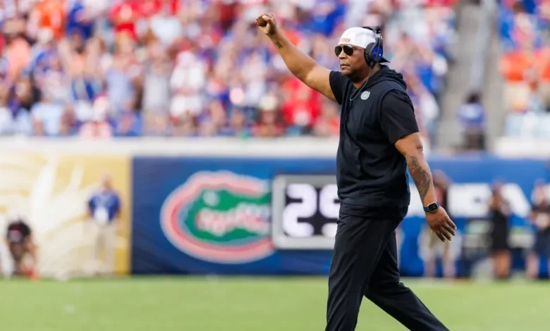 Texas interviews former Florida RB coach Jabbar Juluke