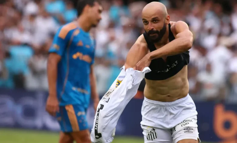 Thaciano abre o placar e Santos vai garantindo permanência no Brasileirão 2026