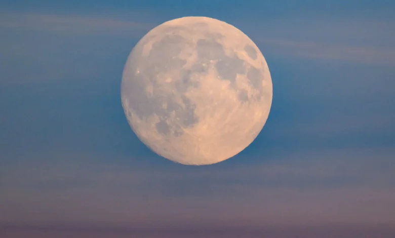The Super Cold Moon In Gemini Is Here — & It’s The Vibe Shift We’ve Been Waiting For