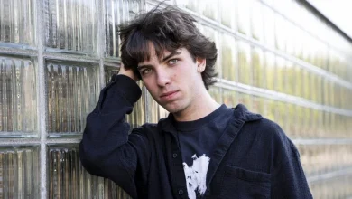 There's a happiness gap between young people in Quebec and in the rest of Canada