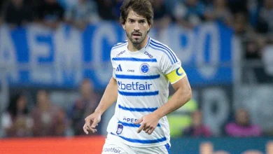 Torcida do Cruzeiro critica o volante Lucas Silva após cartão amarelo precoce contra o Corinthians