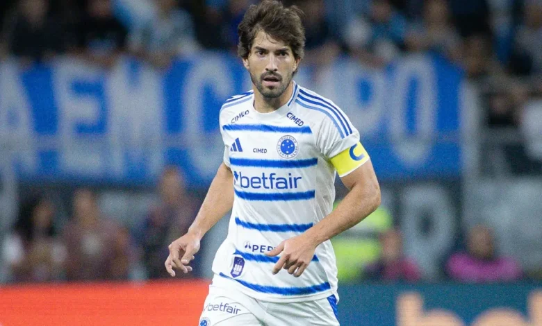 Torcida do Cruzeiro critica o volante Lucas Silva após cartão amarelo precoce contra o Corinthians