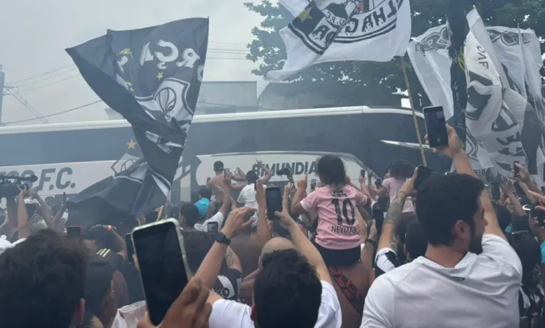 Torcida do Santos faz ‘rua de fogo’ antes de jogo decisivo contra o Cruzeiro
