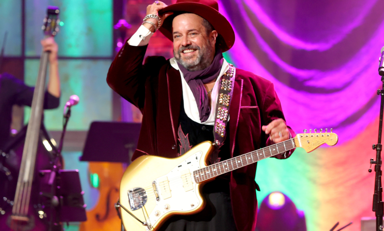 Trisha Yearwood, Chris Isaak Honor Raul Malo: ‘One of the Finest Voices of Our Generation’