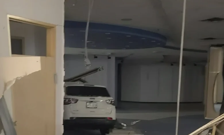 Une voiture fonce dans le centre commercial Place de Ville à Sept-Îles