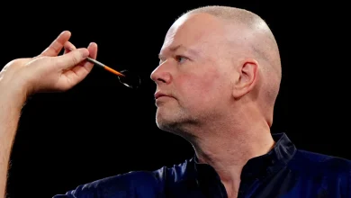 Van Barneveld struggles in first-round thrashing
