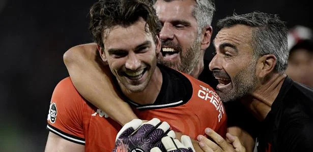 Vasco supera gol contra, bate Flu nos pênaltis e pega Corinthians na final