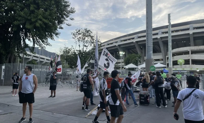 Veja fotos e vídeos da movimentação da torcida vascaína no entorno do Maracanã