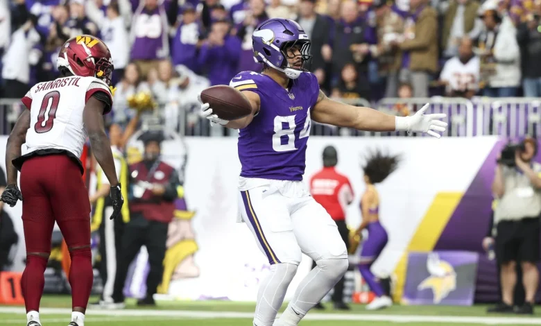 Vikings lead Commanders 14-0 at halftime