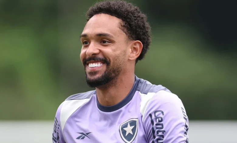 Vitinho projeta reencontro com Cruzeiro: ‘Me sinto em casa aqui, mas hoje sou Botafogo e vamos em busca dos três pontos’