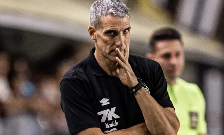 Vojvoda mantém pés no chão após vitória do Santos: “Ainda precisamos pontuar”