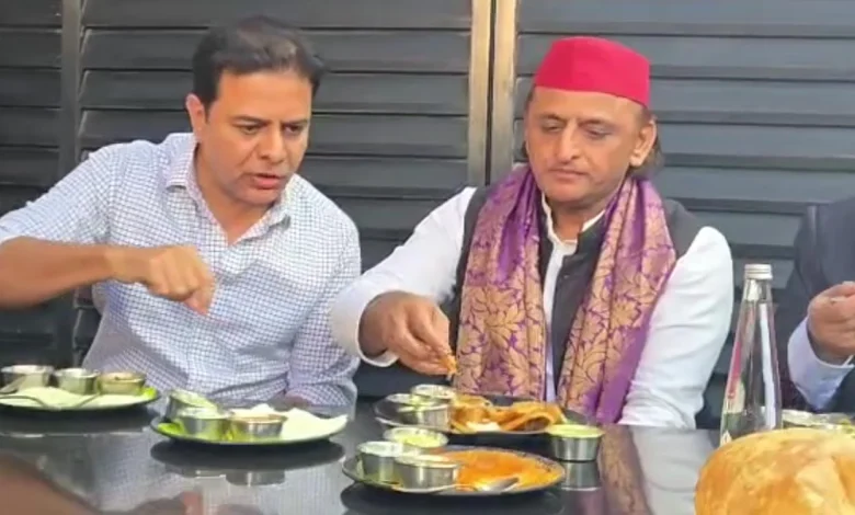 Watch: Akhilesh Yadav, KTR have lunch at Rameshwaram Cafe