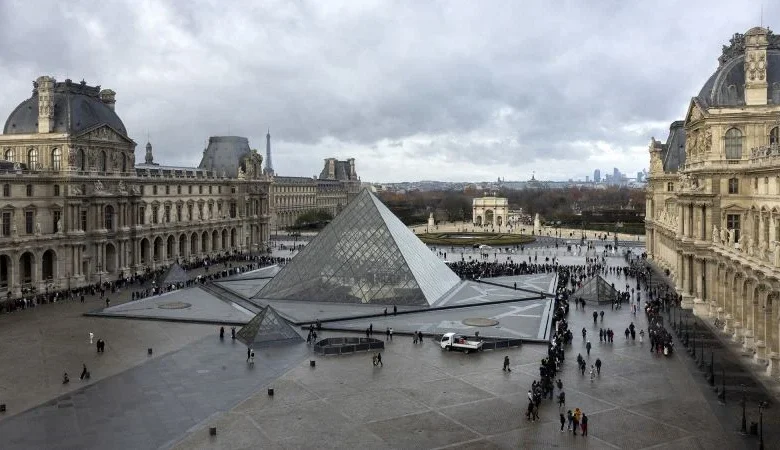 Water leak in Louvre damages hundreds of books