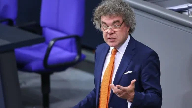 Wegen Hitlergrußes im Bundestag: Staatsanwaltschaft klagt AfD-Mann an