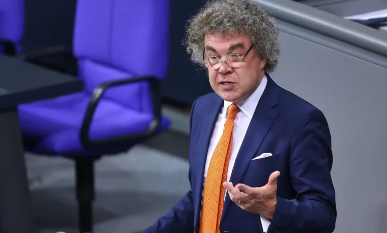 Wegen Hitlergrußes im Bundestag: Staatsanwaltschaft klagt AfD-Mann an