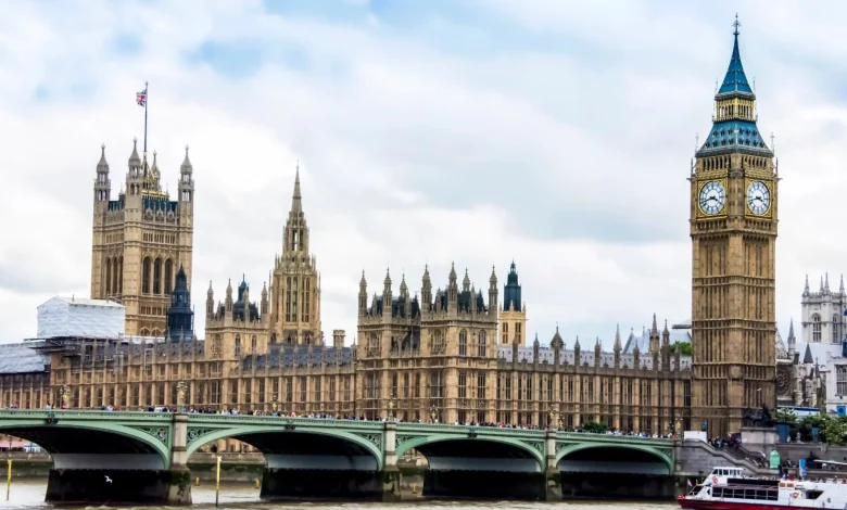 Westminster Bridge on lockdown as bomb squad called to ‘suspicious’ package as cops evacuate the area