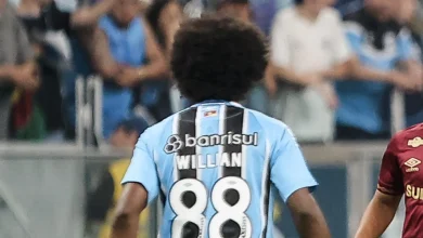 Willian, do Grêmio, critica arbitragem no intervalo da partida com o Fluminense