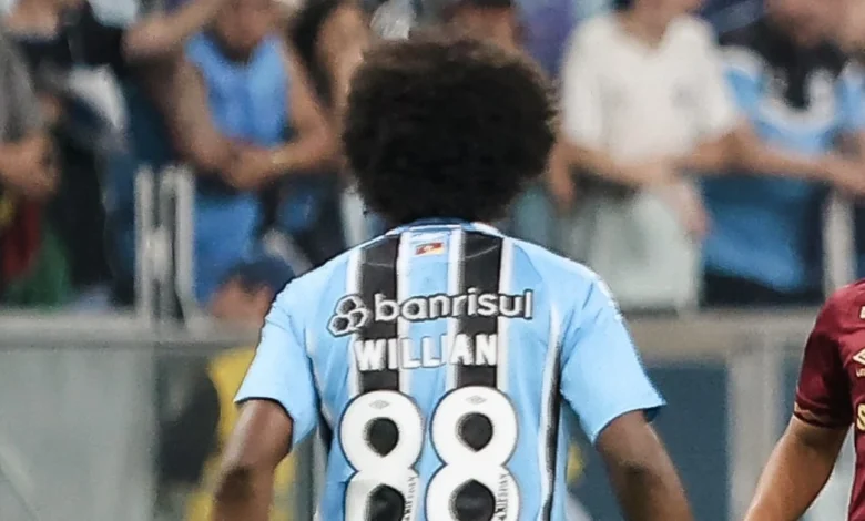 Willian, do Grêmio, critica arbitragem no intervalo da partida com o Fluminense