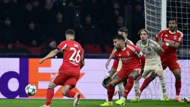 Wordt die openingsgoal bij Ajax-Benfica straks afgekeurd? ’Experiment met grotere invloed VAR in aantocht’