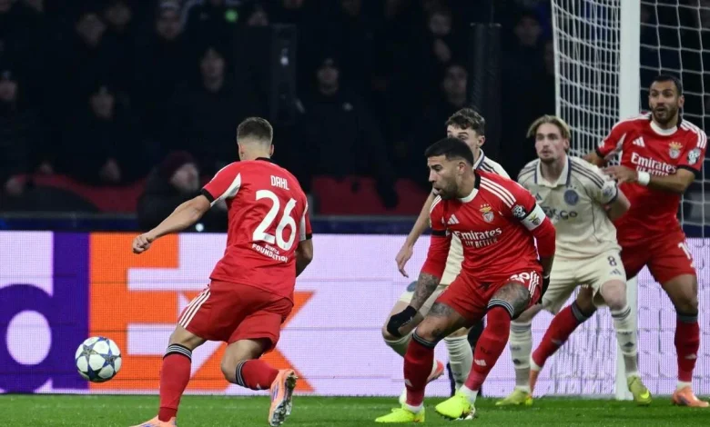 Wordt die openingsgoal bij Ajax-Benfica straks afgekeurd? ’Experiment met grotere invloed VAR in aantocht’