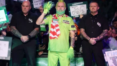Wright cruises through at World Darts Championship, Menzies melts down after defeat