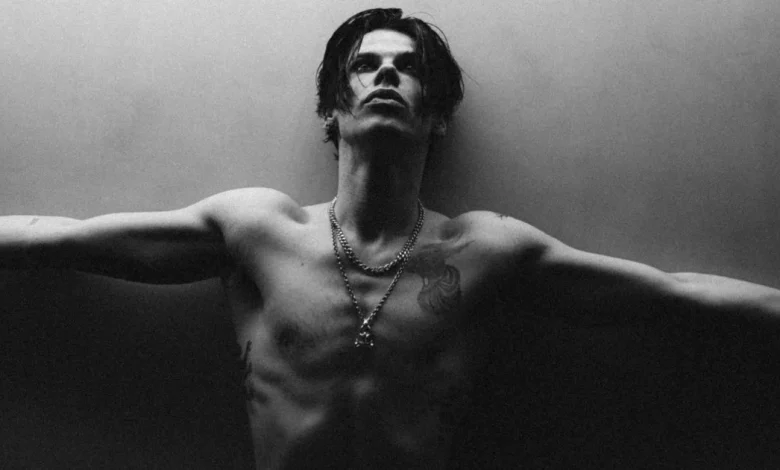 YUNGBLUD has released a new acoustic version of Zombie