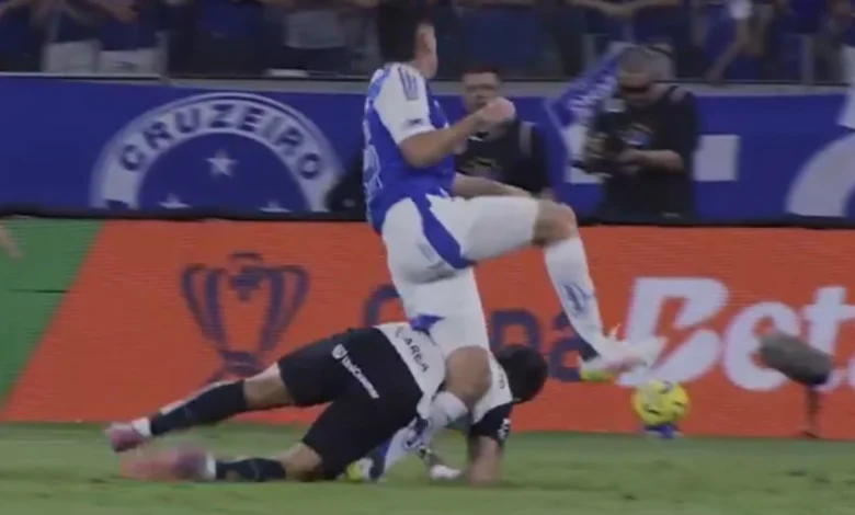 Zagueiro do Cruzeiro deixa jogo com dores e vira preocupação na Copa do Brasil
