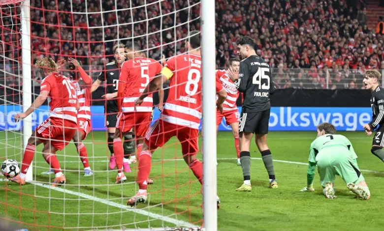 Zwei Eigentore, zwei Elfmeter: Bayern kämpft sich ins Viertelfinale