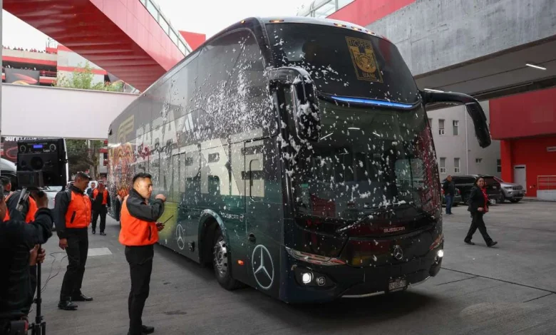 ¡Recibimiento hostil! Camión de los Tigres es agredido a su llegada al Nemesio Diez