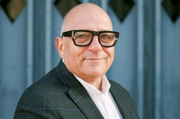 ‘A warm, open and generous man’ – Tributes paid to renowned architect and RTÉ presenter Hugh Wallace after death at 68